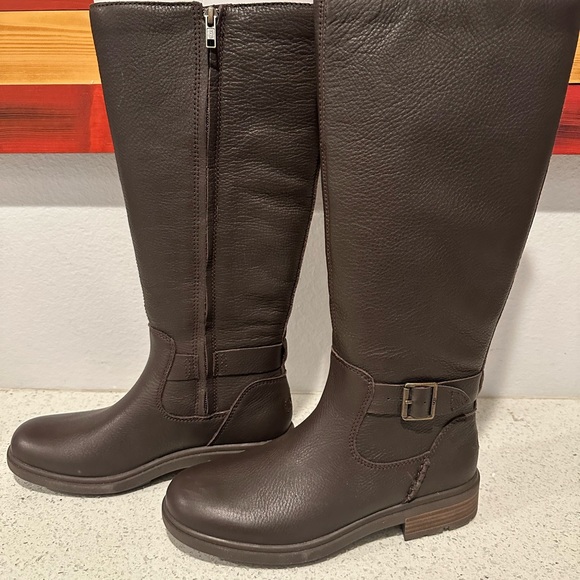 UGG Boots - Picture 4 of 12